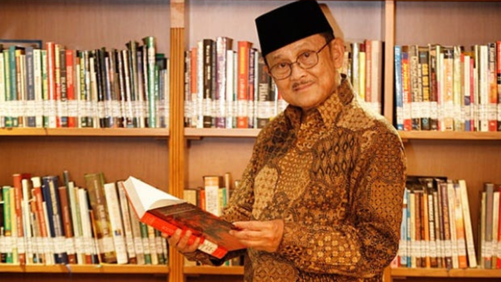 Biografi BJ Habibie: Fakta Menarik, Pendidikan, Karir & Kisah Cinta